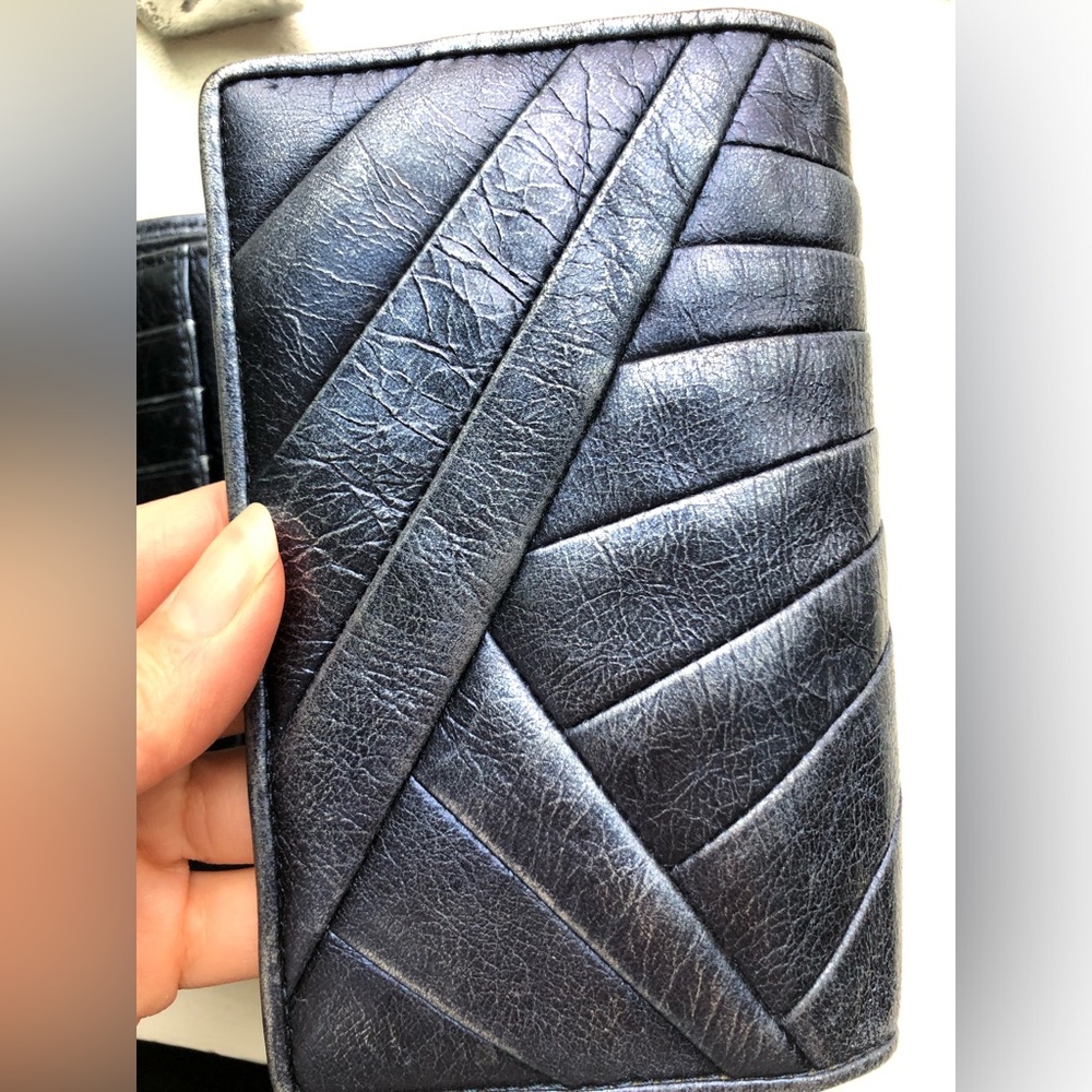 Isabella Fiore 100% leather wallet - metallic blue - rare hard to find - Picture 8 of 17
